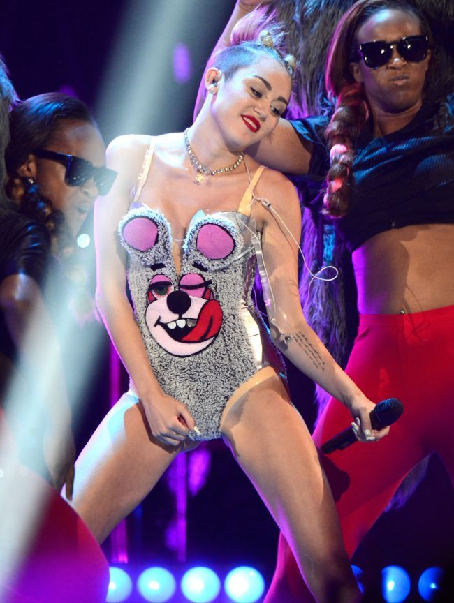 Cu sanii si posteriorul la vedere, Miley Cyrus loveste din nou in pudibonzi. Cat de provocator isi promoveaza vedeta noul album