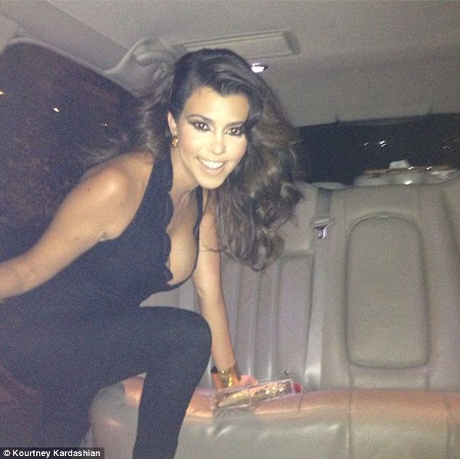 Machiata si foarte decoltata, Kourtney Kardashian a facut ravagii in Las Vegas. Imaginile in care iti va fi greu s-o recunosti