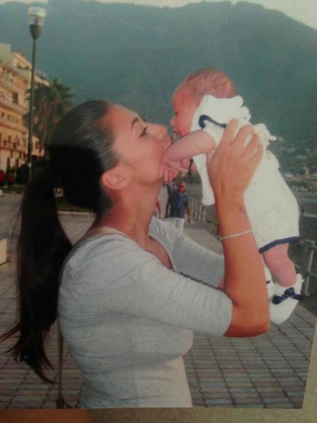 Elena Basescu a devenit mamica si a publicat pe Facebook o poza cu fetita ei. Cum arata micuta si ce alte vedete si-au prezentat copiii pe internet