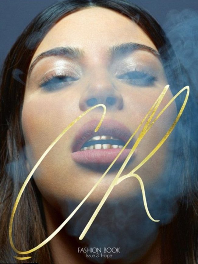 Manjita cu gem pe la gura si cu dintii de aur - in ce ipostaze ridicole a pozat Kim Kardashian pentru o revista de moda