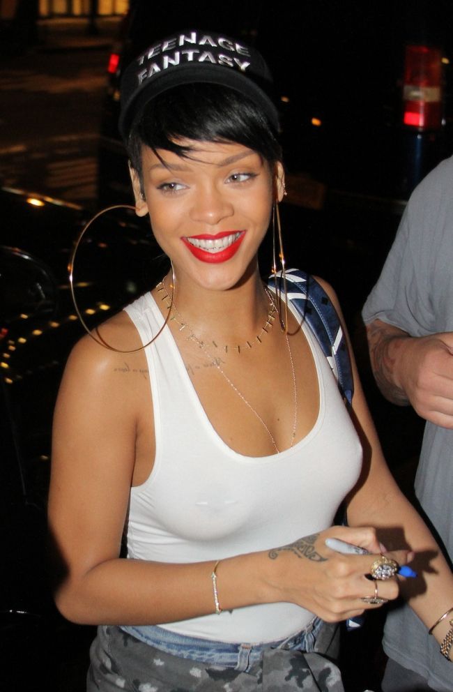 Rihanna, aparitie neasteptat de feminina pe strada. Cu ce decolteu a impresionat la New York