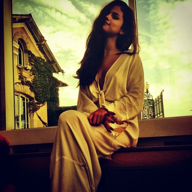 Sexy, doar in halat. Selena Gomez nu si-a dat seama ce a lasat la vedere cand a postat aceasta imagine pe internet