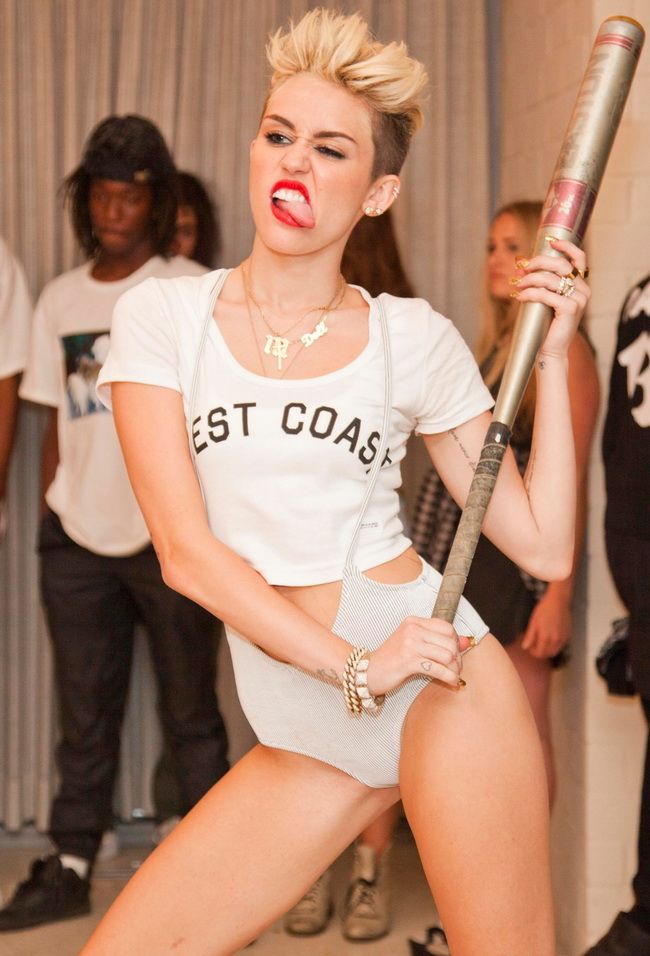 Mai imbracata ca niciodata. Cum a aparut Miley Cyrus dupa scandalul provocat de secventele nud din noul ei videoclip