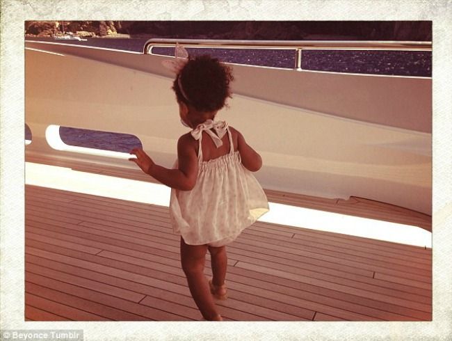 Imagini rare cu Blue Ivy, fiica lui Beyonce. Cat de frumoasa este fetita intr-o poza din vacanta pe care a facut-o alaturi de parintii ei celebri