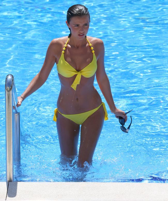 Femeia desemnata Miss Bikini Anglia a uimit inca o data in costum de baie. La cat e de slabuta, nimeni nu ar fi crezut ca are asa un posterior