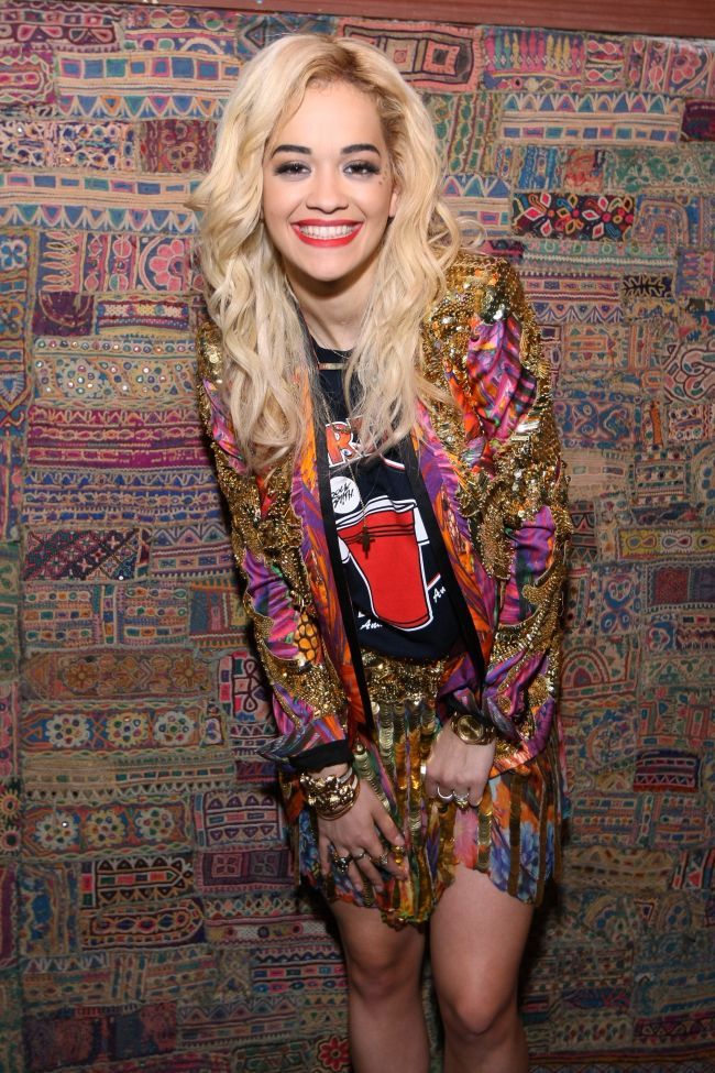 Invitata la un concert in memoriam, Rita Ora a scandalizat. Cu ce rochie nepotrivita a cantat pentru victima unui asasinat