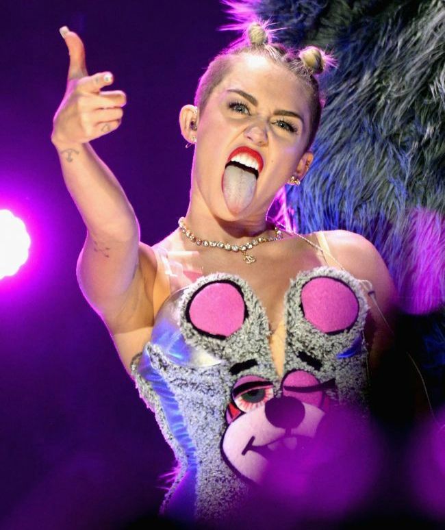 Nimeni nu mai stie cum arata Miley sub toate straturile de machiaj. Adevarata ei fata a iesit la iveala: FOTO