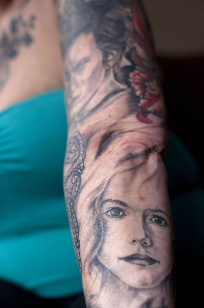 A platit mii de euro ca sa-si tatueze tot corpul cu imagini din Twilight . Cum arata pielea femeii: FOTO