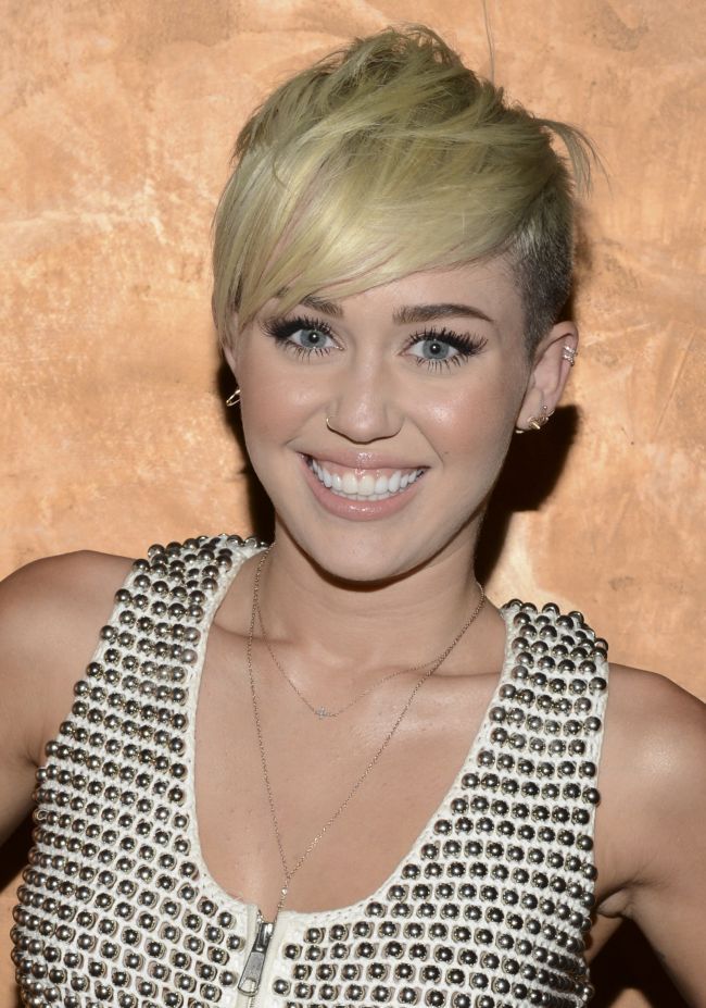Nu se potoleste. Miley Cyrus s-a pozat doar in sutien si lenjerie si mai apoi a publicat poza pe net. Ce a aratat de data aceasta