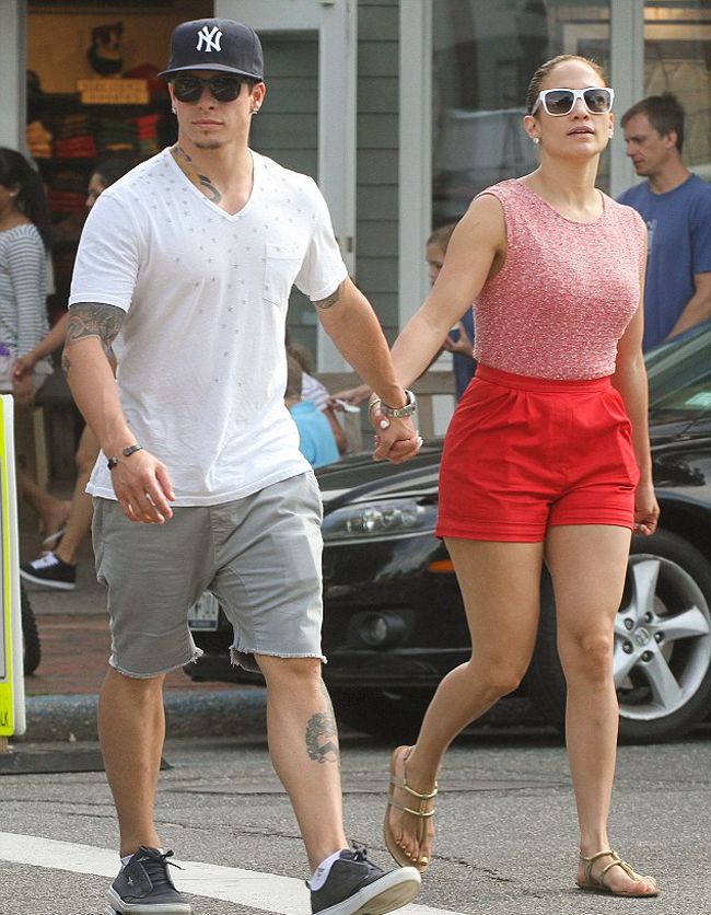Noua iubita a lui Marc Anthony, Chloe Green, intr-o pereche de pantaloni foarte scurti. Arata mai bine decat J.Lo. sau nu?