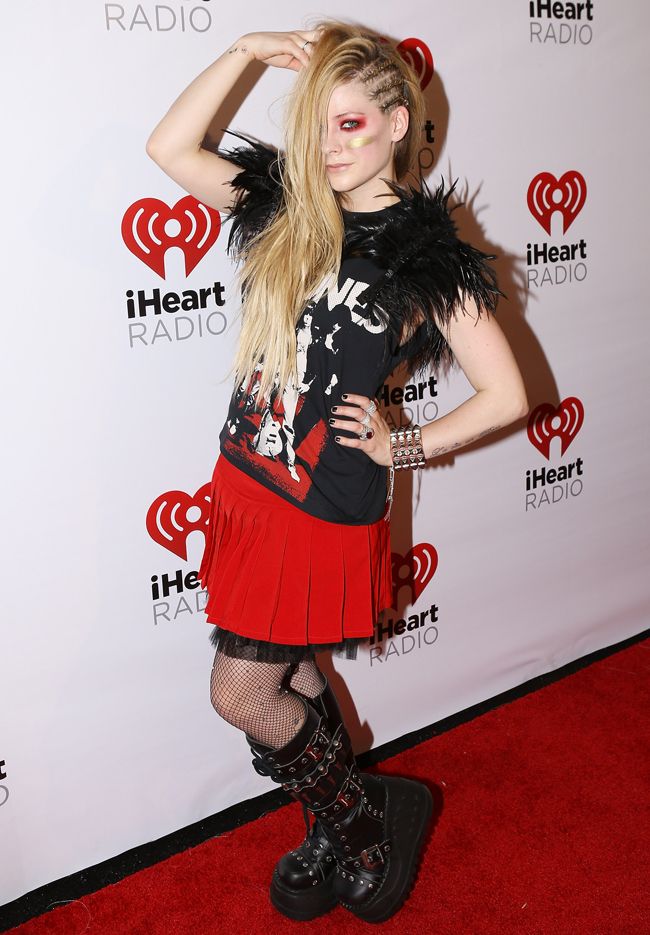 Avril Lavigne nu mai arata asa! Vezi cat de tare s-a schimbat rebela cantareata de cand s-a ingrasat si poarta rochii elegante