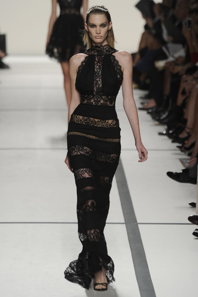 Paris Fashion Week: colectia rochiilor lungi Elie Saab pentru primavara-vara 2014 te invaluie in culoare si rafinament