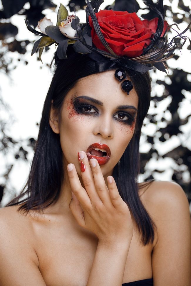 Cum sa te machiezi ca o vampirita sexy de Halloween: VIDEO