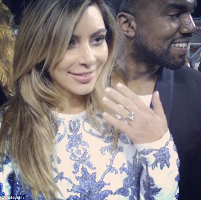 Cerere ca in filme: cum arata uriasul inel cu diamant pe care l-a primit Kim de la Kanye si ce suprize i-a pregatit rapper-ul pe stadionul inchiriat special pentru eveniment VIDEO