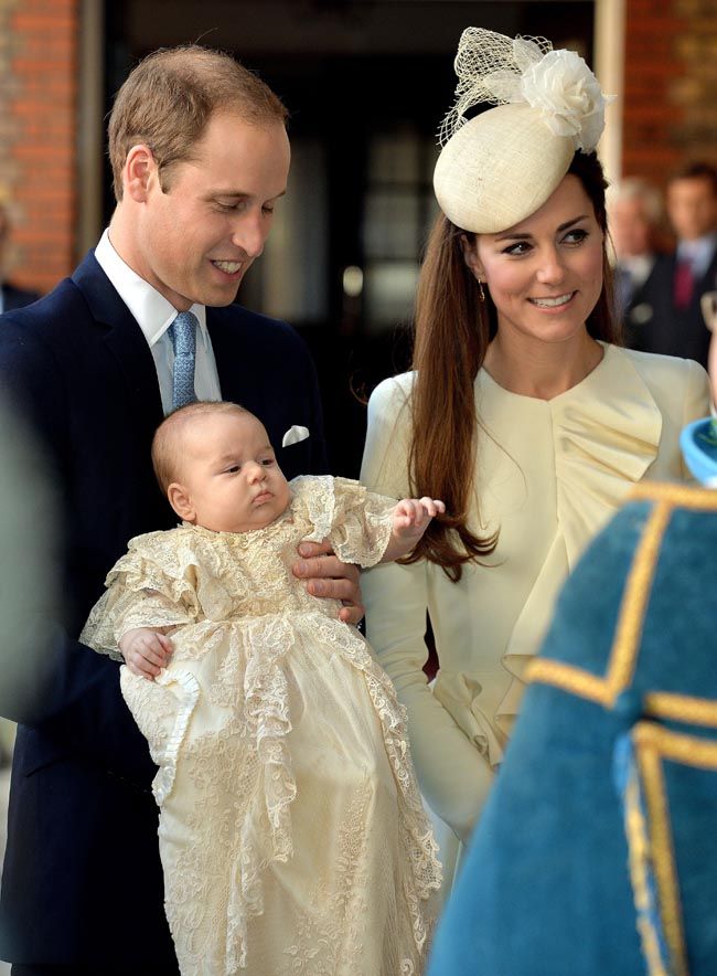 Totul despre botezul Printului George: cine sunt cei 7 nasi, ce a purtat Ducesa de Cambridge si cum a aratat micul print