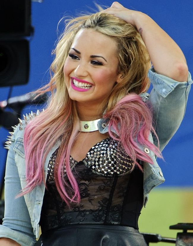 Demi Lovato, prinsa alaturi de barbatul care i-a cauzat depresia si internarea. Cum au fost surprinsi cei doi