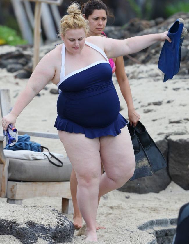 Aparitie ingrozitoare la plaja. O vedeta si-a etalat grasimea si pielea lasata intr-un costum de baie prea mic pentru corpul ei