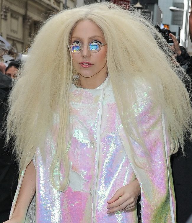 Neasteptat! Lady Gaga poate fi si normala daca vrea. Aparitia in care fanii nu au recunoscut-o