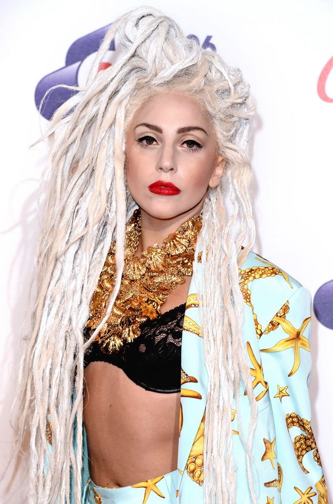 O noua aparitie bizara marca Lady Gaga. S-a deghizat in brad de Craciun si a iesit asa pe strazi. Vezi imaginile incredibile