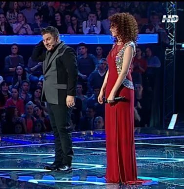 Jovana Milovanovic sau Andreea Marin? Cine a purtat mai bine o rochie rosie, cu crapatura adanca pe ambele picioare