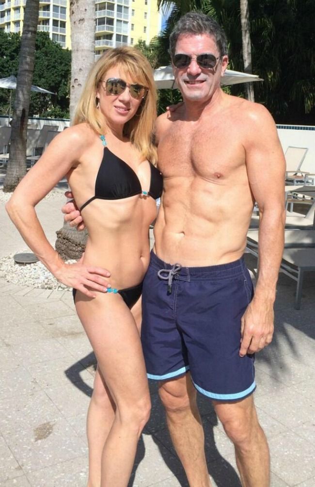 Are 57 de ani, insa la cum arata in costum de baie, nu i-ai da mai mult de 20. Cine e vedeta al carei corp nu-i tradeaza varsta