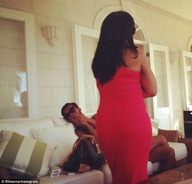 Rihanna s-a intors de Sarbatori acasa, in Barbados. Cum arata vedeta nemachiata si in bikini si cum arata manichiura de Craciun pentru care a primit peste 300.000 de like-uri