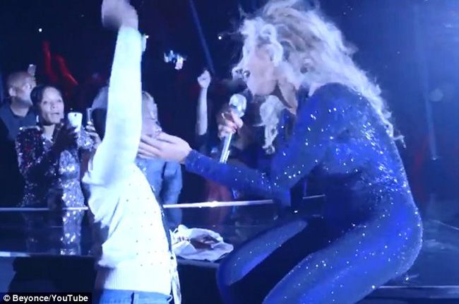 Beyonce i-a indeplinit ultima dorinta unei fetite bolnave de cancer si a cantat alaturi de ea in concert VIDEO