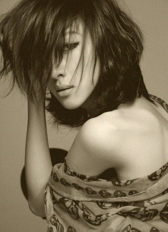 Un baiat chinez isi castiga existenta ca model feminin in Coreea. Cum arata cand nu e deloc machiat si aranjat