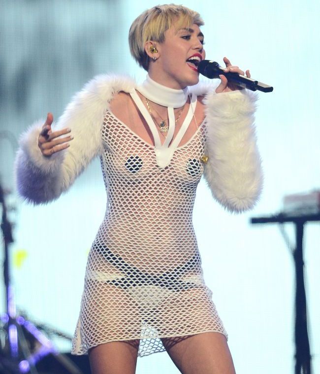 Dupa zeci de aparitii desuchiate, in ultima zi din an Miley Cyrus a si-a spalat toate pacatele: N-am fost tot anul mai imbracata ca acum