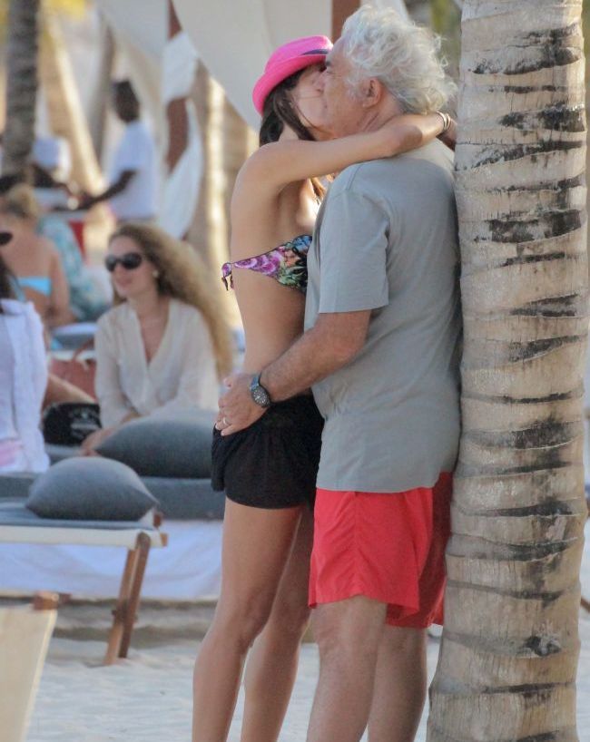 Cuplul soc, care a atras toate privirile la plaja. Un miliardar celebru a socat cand a aparut la malul marii alaturi de sotia lui, cu 30 de ani mai tanara
