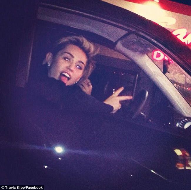 Miley Cyrus, cursa cu masini pe un bulevard din Hollywood. In ce autovehicul incredibil s-a luat la intrecere controversata cantareata