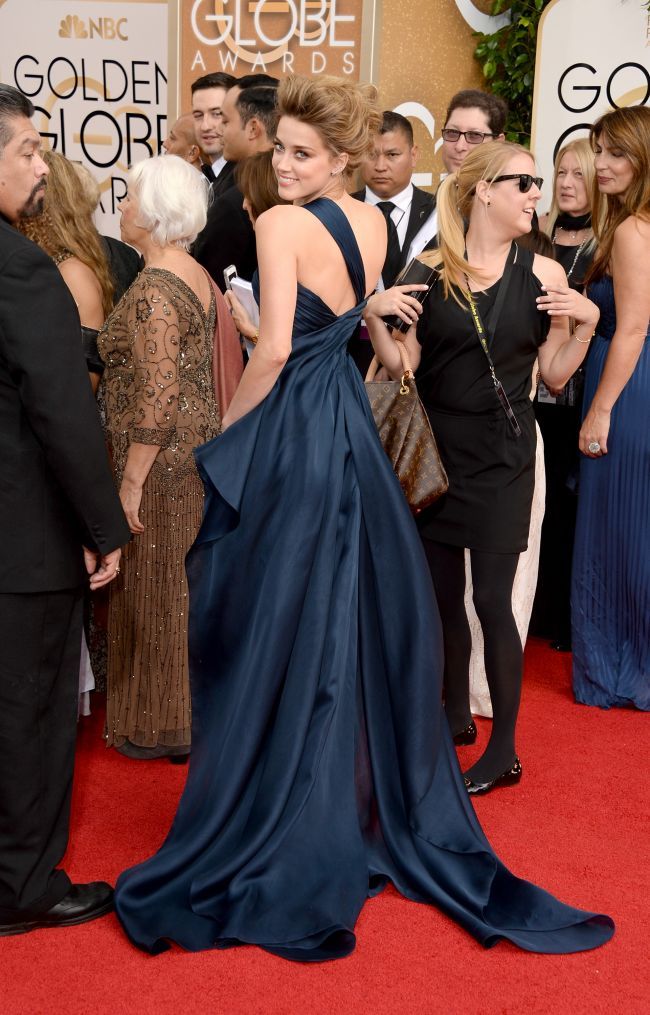 Iubita lui Johnny Depp, slit periculos de adanc la Globurile de Aur. Cu ce rochie le-a taiat respiratia barbatilor Amber Heard