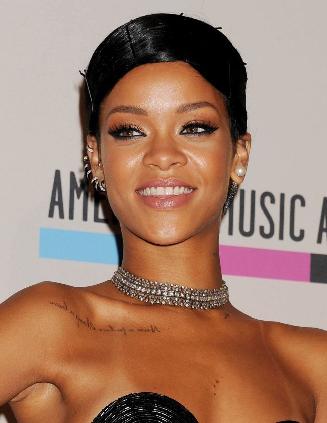 Rihanna a realizat o sedinta foto incendiara. Cantareata de 25 de ani a pozat topless pe plajele din Brazilia