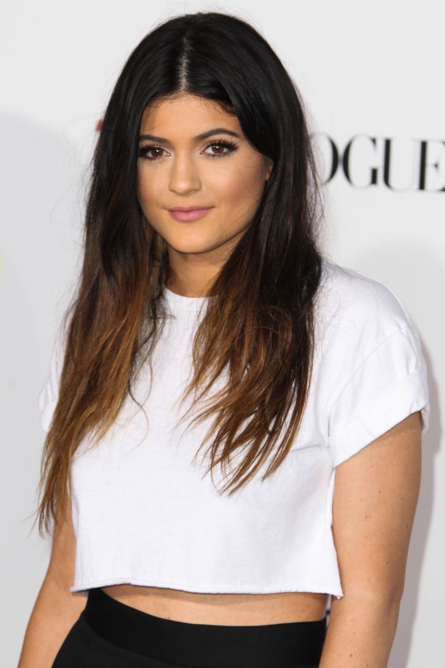 Kylie, mezina clanului Kardashian, a sucit capete cu o fusta mini, cu slit adanc. Cat de sexy se imbraca sora lui Kim la doar 16 ani