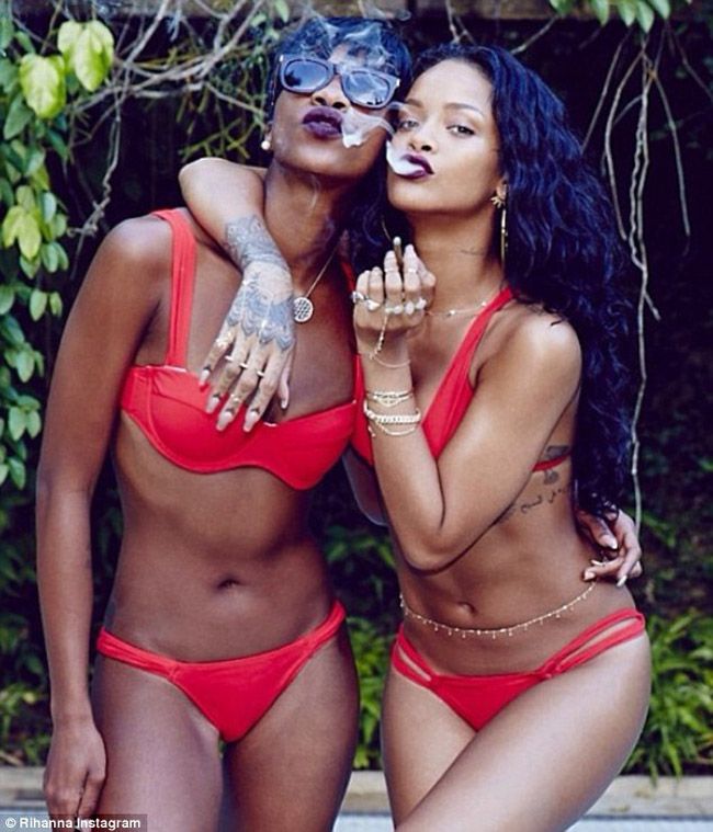 Rihanna si prietena ei cea mai buna, fotografii incendiare in bikini, in Brazilia. Cum arata imaginile de peste 1 milion de like-uri