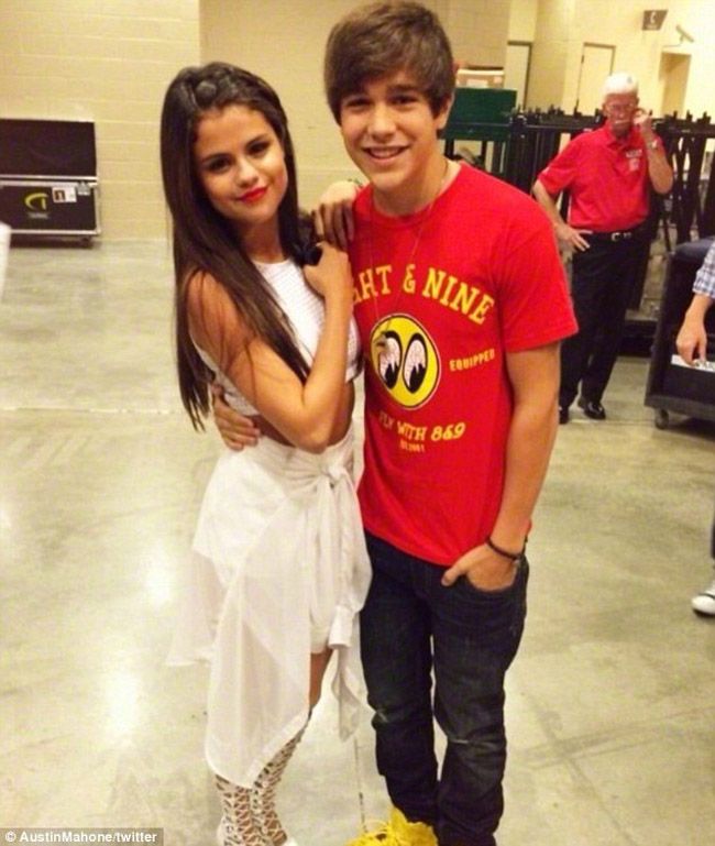 Selena Gomez a trecut peste relatia cu Justin Bieber! Cum arata noul ei iubit, pe care i l-a prezentat Taylor Swift