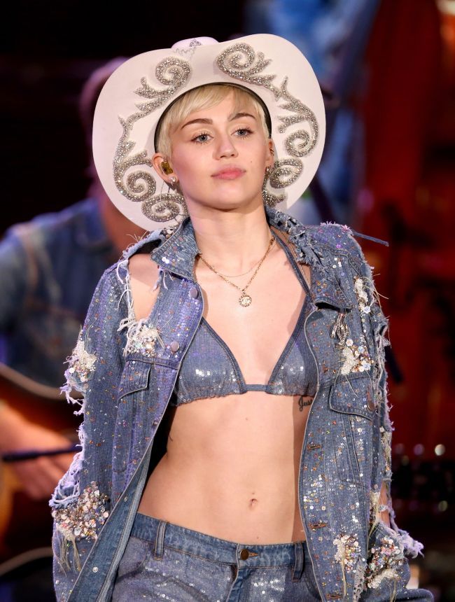 Miley Cyrus a pozat goala pe coperta revistei W . De ce au confundat-o toti initial cu Lady Gaga