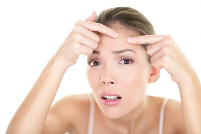 7 cauze neobisnuite care iti pot cauza acnee tardiva