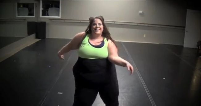 Dansatoarea obeza ale carei miscari de dans te vor pune la respect VIDEO