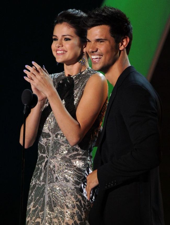 Selena Gomez, pe vremea cand era iubita lui Taylor Lautner. Cum aratau impreuna cantareata si starul din Twilight &nbsp;