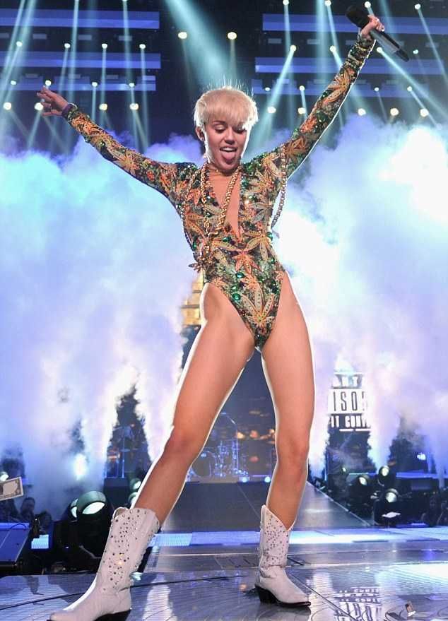 Show incendiar facut de Miley Cyrus la ultimul concert din turneul Bangerz. Cum a aparut cantareata pe scena si ce a declarat despre spectacolul sau