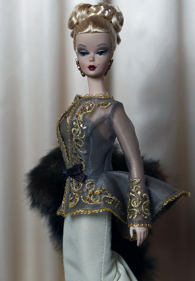 Noua Barbie este o antreprenoare de succes cu tableta si smartphone. Cum arata cea mai trendy papusa a momentului