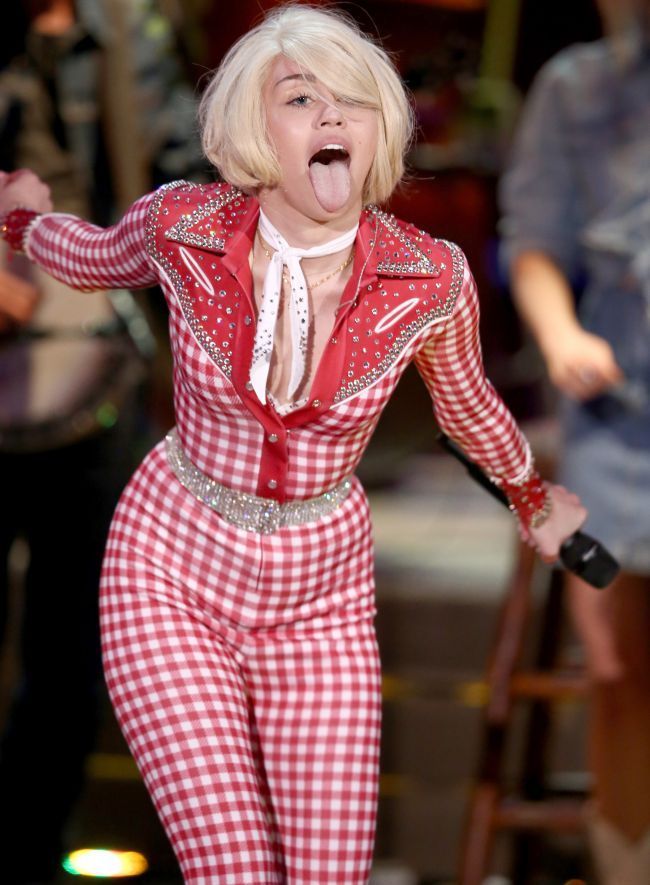 Gesturile interzise minorilor pe care le-a facut Miley Cyrus in cadrul turneului ei. Cum a socat tanara de 21 de ani