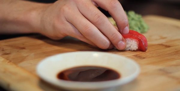3 reguli pe care trebuie sa le respectati atunci cand mancati sushi