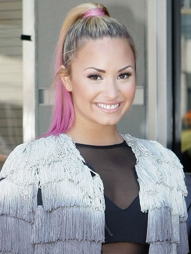 Demi Lovato nu mai arata asa. Vezi ce schimbare de look a adoptat cantareata