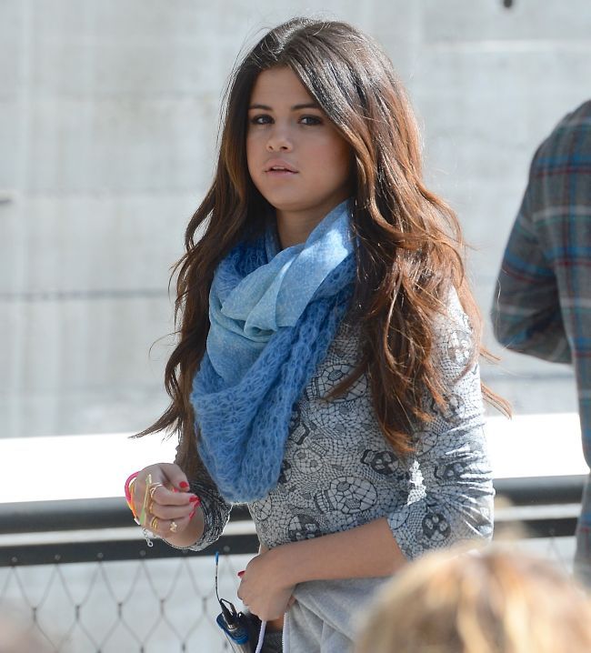 Selena Gomez din nou in fata aparatelor de fotografiat. Vezi cat de tonifiat este abdomenul vedetei