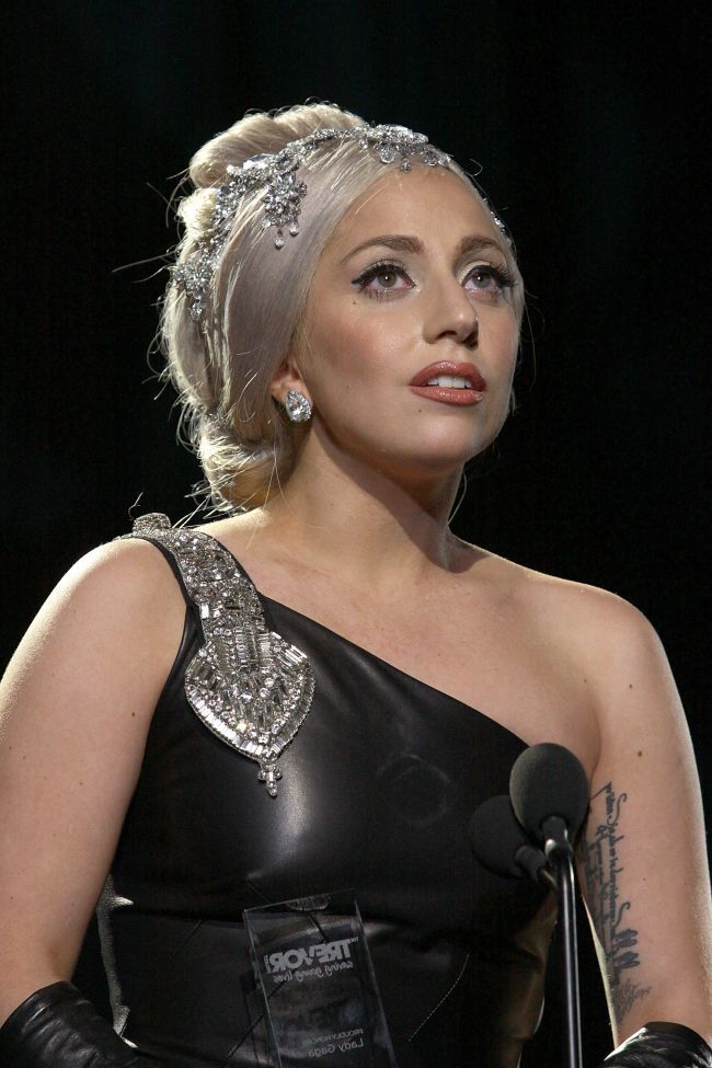Ultima aparitie a lui Lady Gaga pe strazile newyorkeze: dresuri negre transparente si cu o jacheta anii 80. Vezi cum a fost fotografiata vedeta