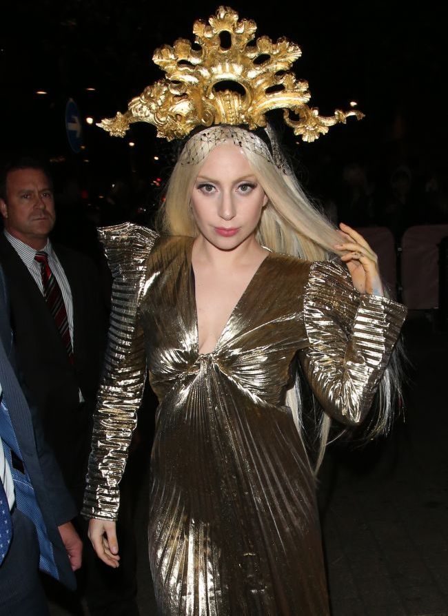 Un nou accesoriu pentru Lady Gaga. Vezi cum a iesit pe strazile neyorkeze artista si cat de penibila a parut aceasta