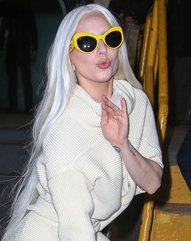 Imbracata ca un personaj de desene animate. Ce a ales Lady Gaga sa poarte intr-o zi calduroasa, pe strazile New York-ului