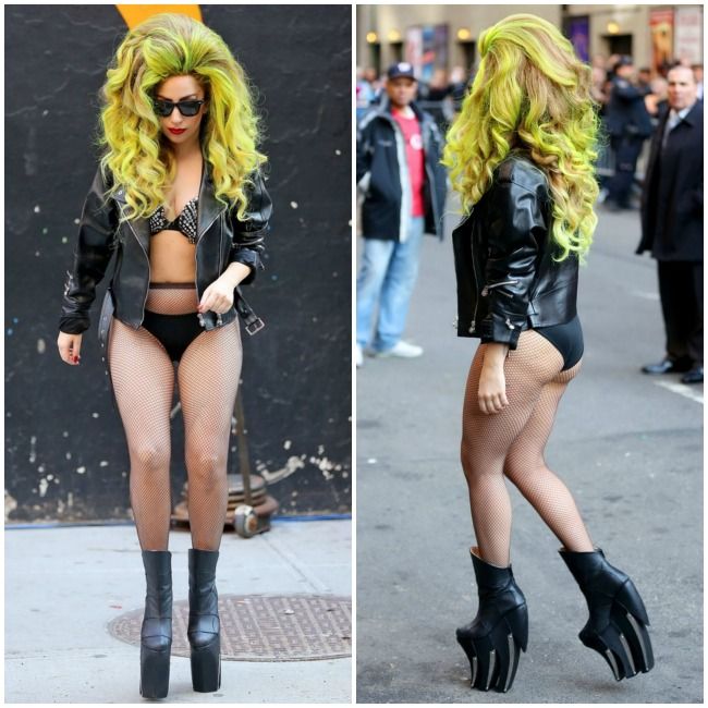 Lady Gaga, in lenjerie intima si de mana cu doi barbati in varsta. Noua aparitie a vedetei i-a lasat pe toti cu gura cascata